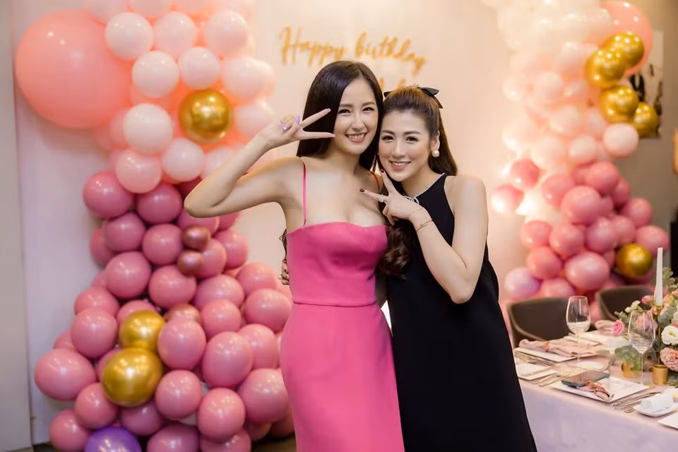 Mai Phương Thuý khá chuộng các mẫu đầm hai dây ôm sát để khoe đường cong cơ thể.