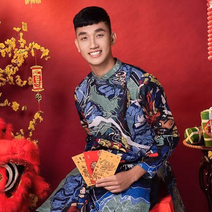 Ngày Tết, chàng hot boy của đội tuyển Việt Nam là Nguyễn Trọng Đại cũng khoe ảnh diện áo dài cách tân cực đẹp.