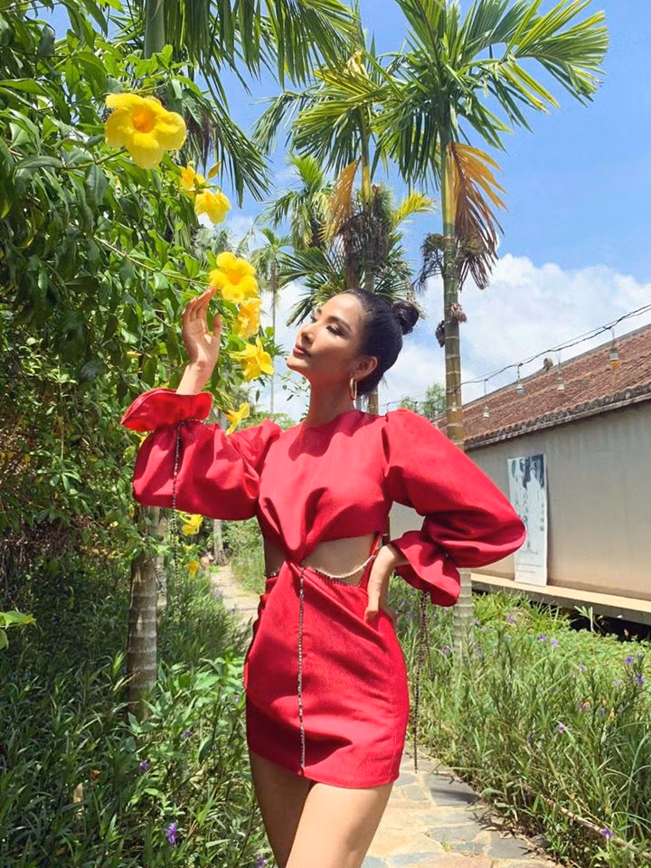 Diện đầm đỏ với đường cut-out khoe eo thon giúp Hoàng Thùy nổi bật mọi lúc mọi nơi.
