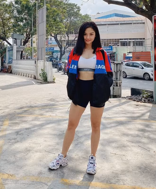 Miu Lê trông rất sành điệu khi mặc áo crop top kèm quần thun cạp cao ôm sát, kết hợp cùng áo khoác ngoài và giày sneakers Nike cao cổ hợp thời trang. Ảnh: IG, FB.