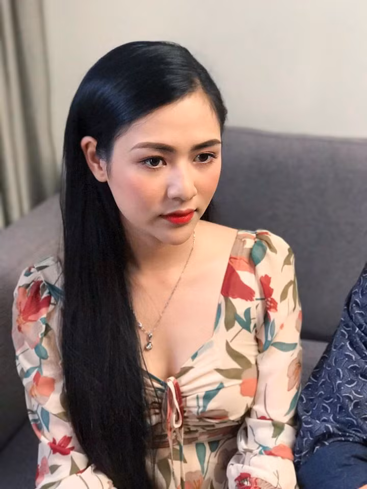 Cô Đào ngoài đời cũng ăn mặc gợi cảm khoe khéo vòng một đầy đặn.