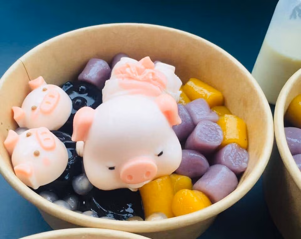 Điểm thu hút nhất của món ăn này nằm ở phần tạo hình bắt mắt của những viên khúc bạch.