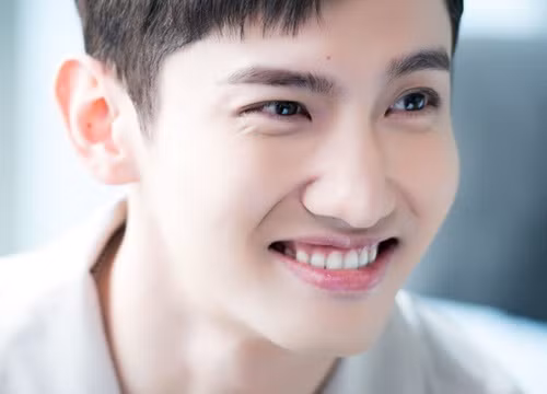 . Thực tế, để sở hữu làn da mịn màng, giọng ca sinh năm 1988 luôn đảm bảo ngủ đủ giấc và uống nhiều nước.