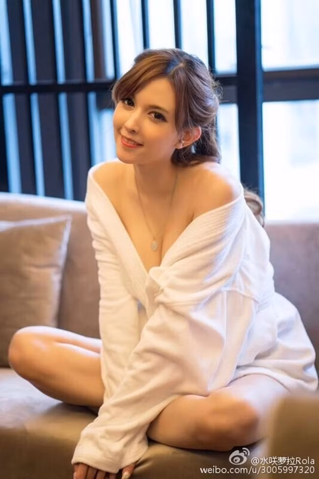 Vẻ đẹp của Rola Misaki là sự kết hợp hoàn hảo giữa ba dòng máu Á Đông, Ả Rập và Châu Âu nên dễ dàng gây ấn tượng với người đối diện. Mỹ nhân Nhật Bản sinh năm 1992 có gương mặt xinh đẹp, ngọt ngào như thiên thần.