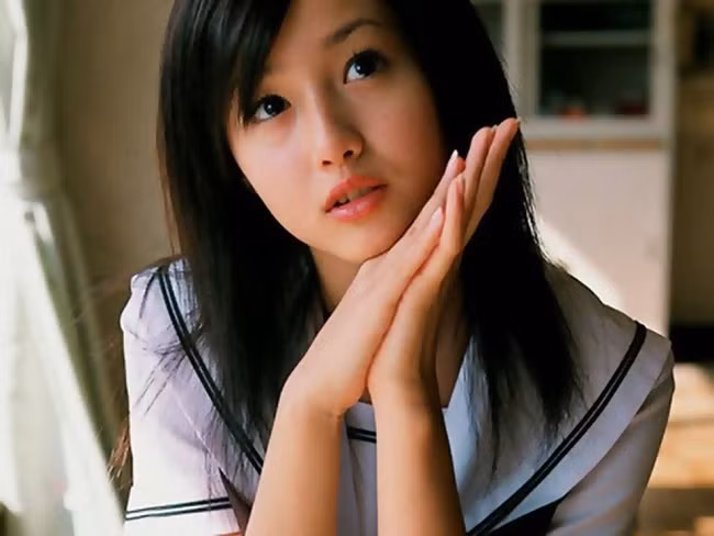 Sau thành công vang dội của bộ phim "Một lít nước mắt", Erika trở thành ngôi sao tuổi teen được yêu thích với vẻ đẹp thánh thiện, đôi mắt long lanh, to tròn cùng bờ môi quyến rũ và nụ cười trong sáng.