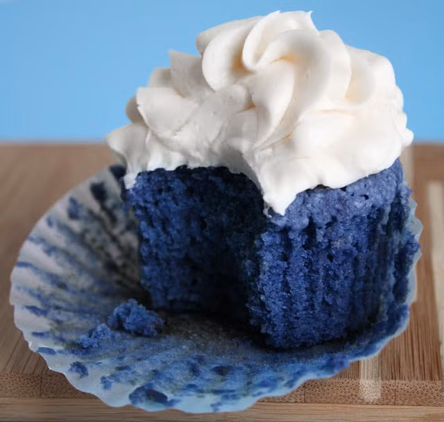 Cupcake được làm từ trứng, sữa chua không đường, bơ, bột mỳ, bột ngô, đường kính, bột nở và muối. Màu sắc của bánh được tạo từ màu thực phẩm hoặc màu tự nhiên.