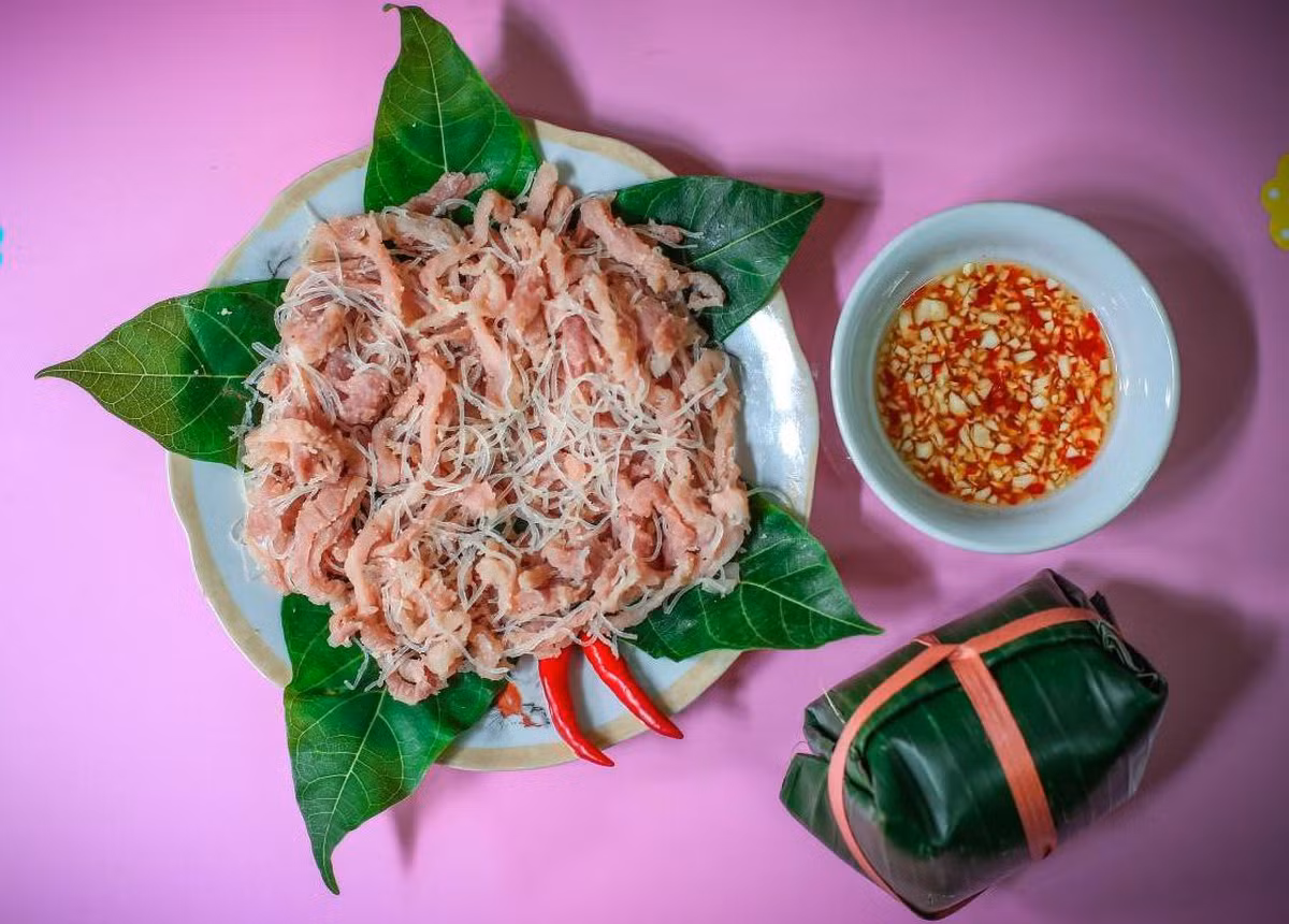 Nem Yên Mạc được truyền lại từ đời nào không rõ, nhưng những người sành ăn ở đây đã biết đến từ lâu. Ngày nay, nem Yên Mạc đã vươn xa, có mặt ở nhiều khách sạn, nhà hàng cả trong và ngoài tỉnh. Món này phải ăn kèm với chút lá ổi, lá sung, cùng rau thơm cuộn lại, chấm với nước mắm chanh, cho thêm một ít ớt, tỏi và hạt tiêu.