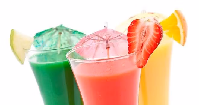 Thức uống chứa đường: Các loại nước ngọt thường chứa lượng đường lỏng HFCS cao. Uống các thức uống này kích thích cơ thể sản sinh thêm axit uric, tăng nguy cơ bệnh gút.