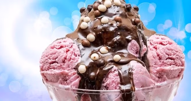 Các sản phẩm sữa nhiều béo: Có nhiều ý kiến trái chiều về tác động của các sản phẩm sữa đối với người bị bệnh gút. Hầu hết các nghiên cứu đều cho thấy ăn nhiều phô mai và sữa chua làm giảm nguy cơ bệnh gút. Tuy nhiên, người bệnh gút nên tránh uống quá nhiều sữa hay ăn quá nhiều kem. 