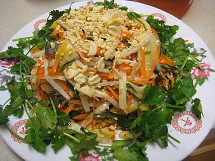Gỏi ốc nón: Loại ốc nón có thể làm thành nhiều món ngon, đơn giản nhất là luộc và nướng. Cầu kỳ hơn một chút là món gỏi. Nguyên liệu trộn gỏi chung với thịt ốc nón là thịt ba rọi, dưa leo cắt mỏng, rau răm và đậu phộng giã nhuyễn, hành phi... Ảnh: Dulichninhthuan.