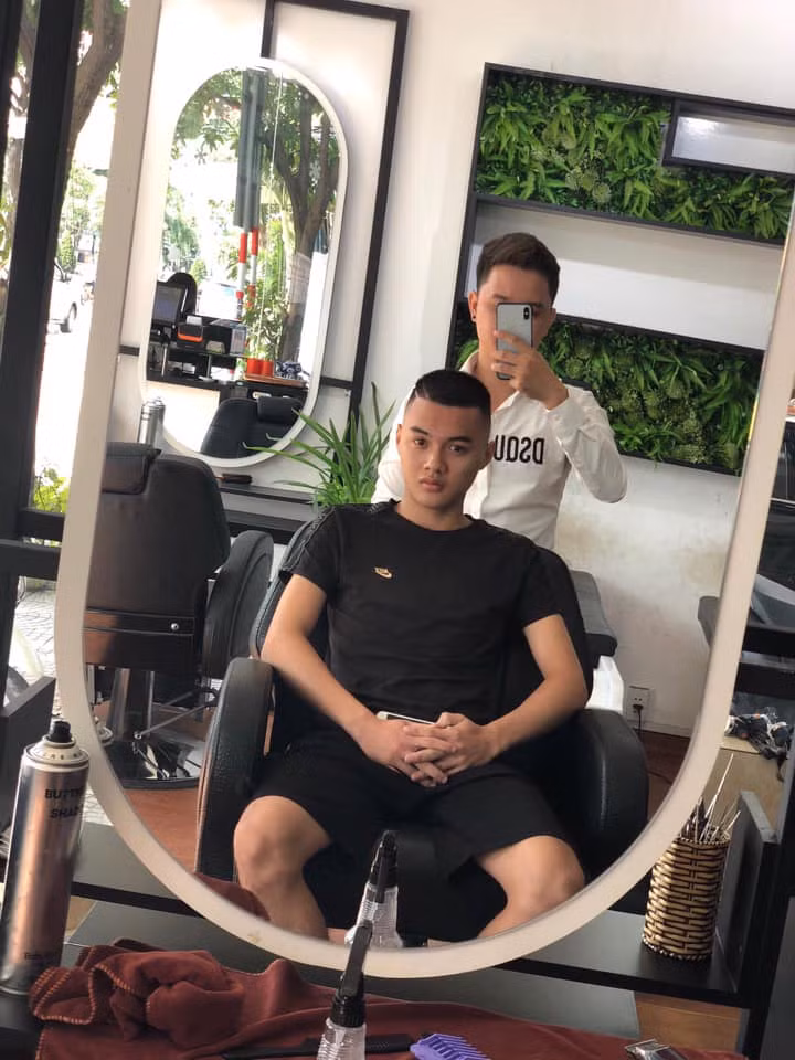 Tuy có phần mái khá ngố, kiểu tóc vẫn được lòng không ít người vì gọn gàng và làm tăng vẻ gai góc, bụi bặm.
