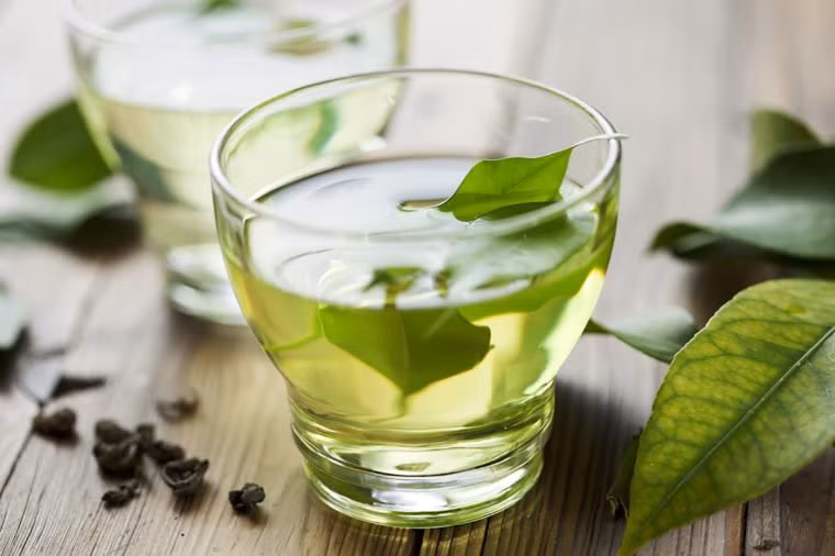 Trà xanh: Được sử dụng ở châu Á trong nhiều thiên niên kỷ, trà xanh có chứa polyphenol có khả năng chống oxy hóa có thể giúp giảm viêm, bảo vệ khớp và kích hoạt những thay đổi trong phản ứng miễn dịch giúp giảm bớt mức độ nghiêm trọng của viêm khớp.