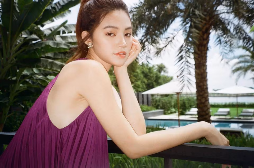 Jolie Nguyễn tên thật là Nguyễn Phương Mai, cô sinh năm 1997, từng thi đỗ vào trường đại học Macquarie – top 5 ngôi trường danh tiếng nhất tại Úc và đăng quang Miss Vietnam World Australia – Hoa hậu người Việt tại Úc năm 2015.