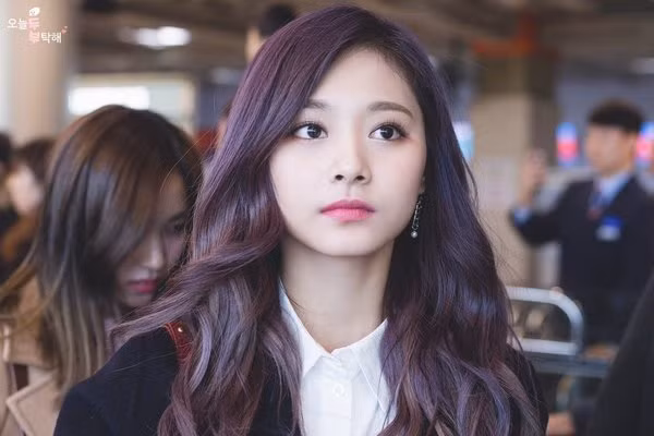 Trong khi nhiều nghệ sĩ nước ngoài khá chật vật khi hoạt động tại Hàn Quốc thì Tzuyu lại sớm gặt hái nhiều thành công và được đông đảo công chúng Hàn Quốc mến mộ. Ảnh: Internet. Video "Bí quyết làm đẹp của sao Việt". Nguồn: VTC.