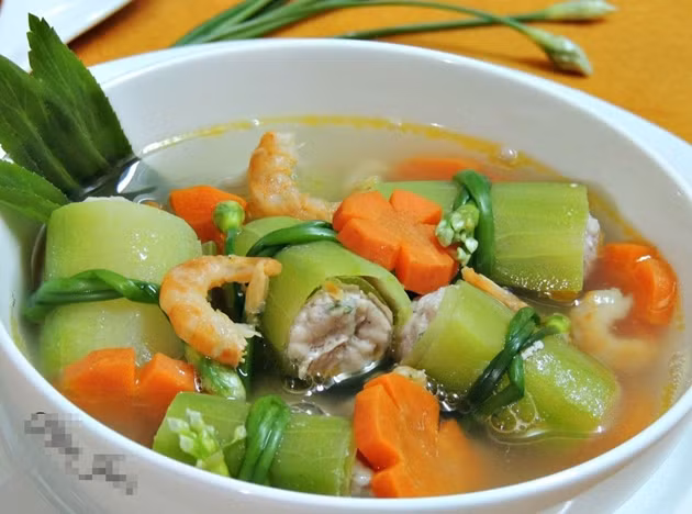 Bí đao có vị ngọt, tính mát, có tác dụng thanh nhiệt, giải thử, sinh tân, chỉ khát. Bí đao là loại rất dễ ăn, thường dùng nấu canh hay ép nước uống giải nhiệt. Cũng như những món khác, bí đao được nấu với tôm, thịt, cá ăn rất ngon và bổ dưỡng.
