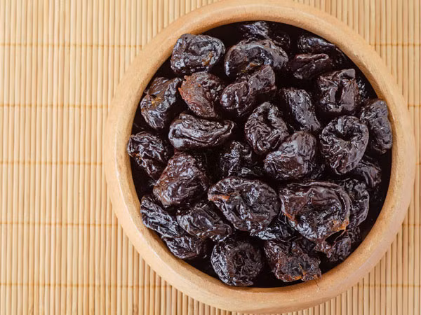 Mận: Chất xơ không hòa tan trong mận giúp làm tăng lượng nước trong phân, làm mềm phân và giúp đi tiêu dễ dàng. Ngoài mận tươi, bạn có thể ăn mận sấy khô cũng giúp cải thiện tình trạng táo bón.