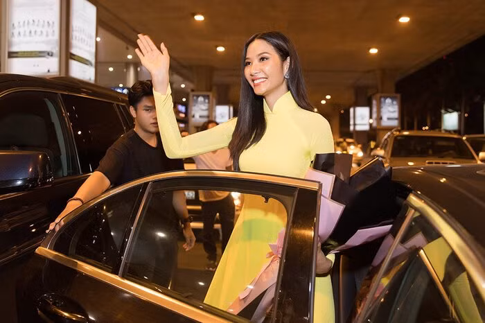 Trước đó trên đất Mỹ, Hoàng Thùy cũng quảng bá hình ảnh người con gái Việt Nam trong tà áo dài khác.
