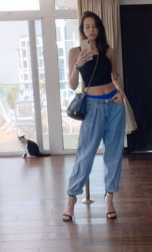 Vòng eo của người đẹp sinh năm 1990 đã khá thon gọn sau hơn 1 tháng sinh con.