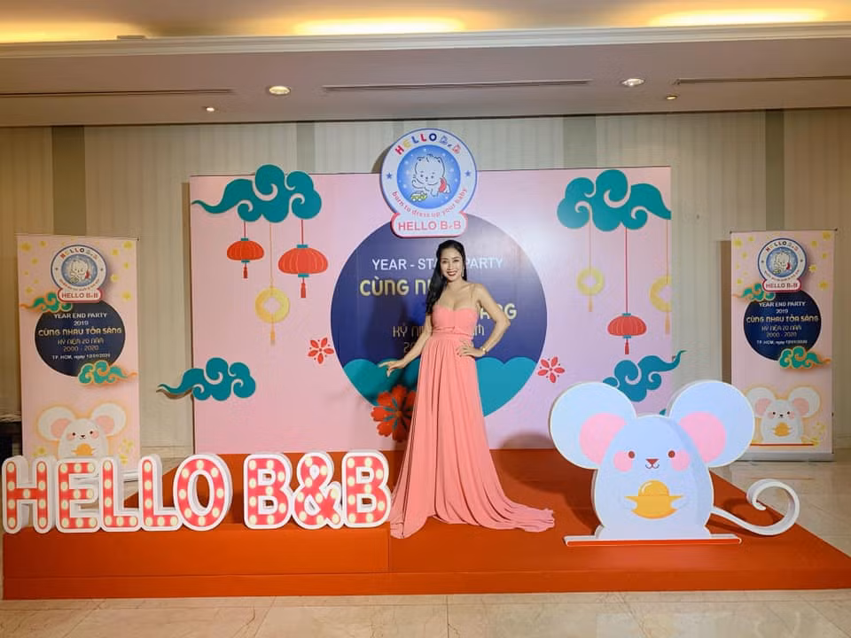 Dù đã là mẹ 3 con nhưng Ốc Thanh Vân vẫn gây ấn tượng với vóc dáng thon thả và gu thời trang điệu đà, nữ tính.