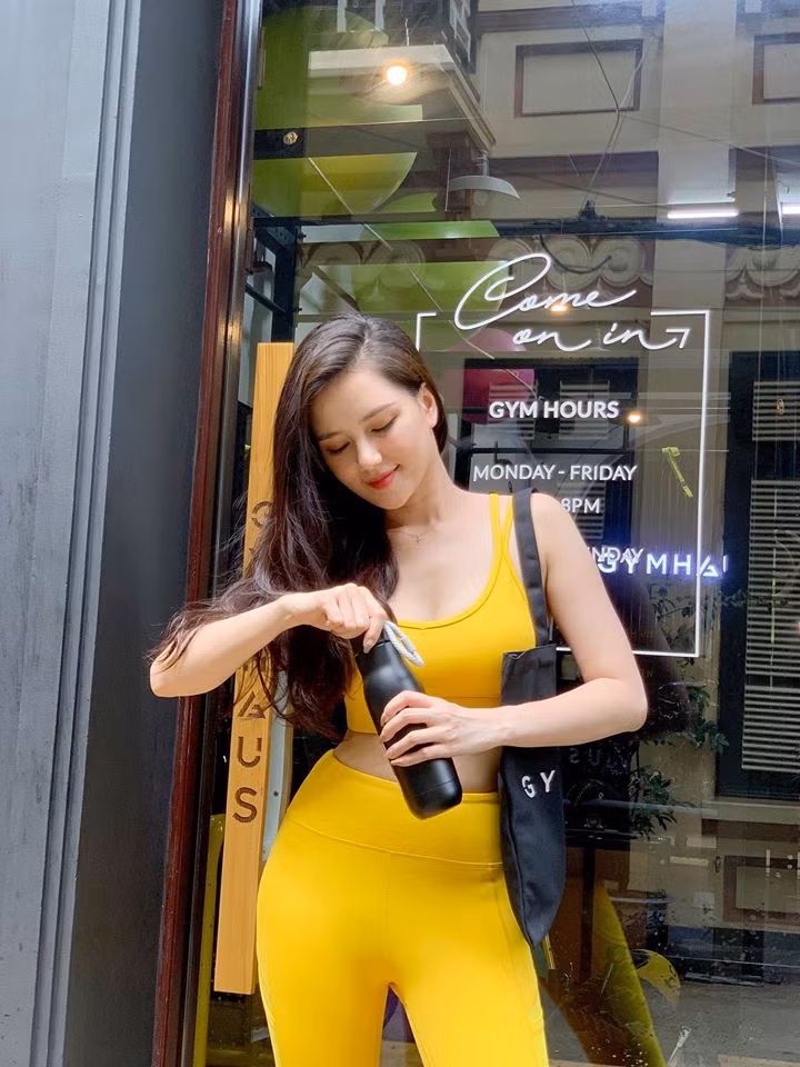 Cô luôn duy trì thói quen uống thật nhiều nước, không ăn đồ chiên, rán, nhiều dầu mỡ. Lúc đi quay, đi dẫn chương trình hay đi công việc, cô đều mang theo chai nước và xem nó là vật bất ly thân của mình.