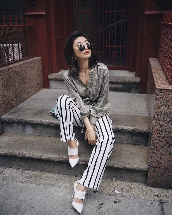 Các cô gái có thể tự tin, thoải mái bước xuống phố trong ngày hè với outfit đầy thanh lịch này. Mỗi khi diện lên mình chiếc áo sơ mi lụa, các quý cô sẽ trở nên sang chảnh và kiêu kỳ hơn rất nhiều.