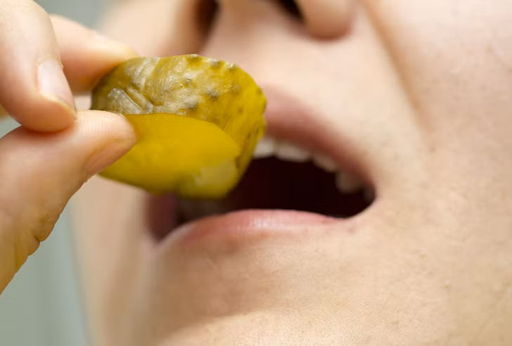 Chỉ thèm đồ mặn: Thích đồ ăn mặn là điều bình thường nhưng khi bạn không thể kiểm soát nó nữa và thức ăn mặn trở thành thứ duy nhất bạn muốn thì đó lại là vấn đề. Điều này có thể biểu thị sự thiếu hụt sắt, thiếu máu, mất nước hoặc hội chứng tiền kinh nguyệt, theo các nguồn y tế.