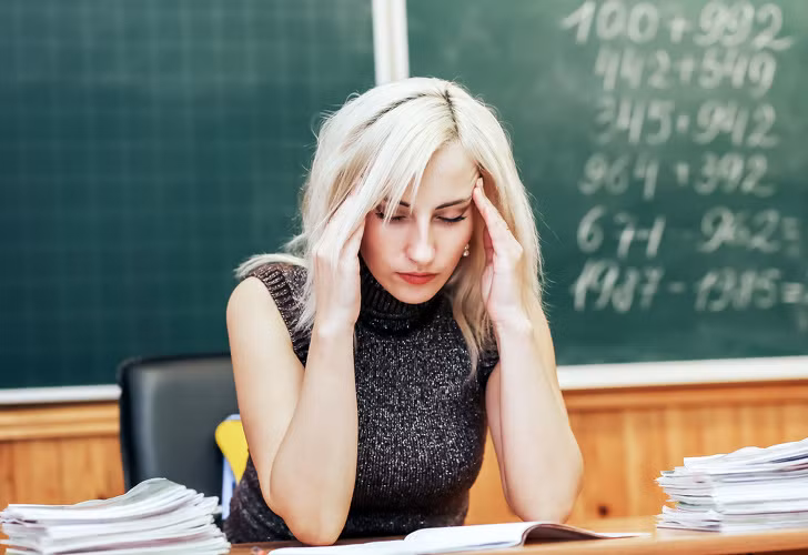 Hay quên, mệt mỏi và ham muốn giảm: Đôi khi mọi người nhầm lẫn điều này với trầm cảm vì có vẻ như bạn rất mệt mỏi và chán ngán mọi thứ mà bạn không có khả năng ghi nhớ. Các bác sĩ chia sẻ rằng tình trạng như vậy xảy ra có thể do bạn mắc phải một vấn đề về hormone tuyến giáp trong cơ thể. Bạn cũng có thể tăng cân và cảm thấy lạnh. 
