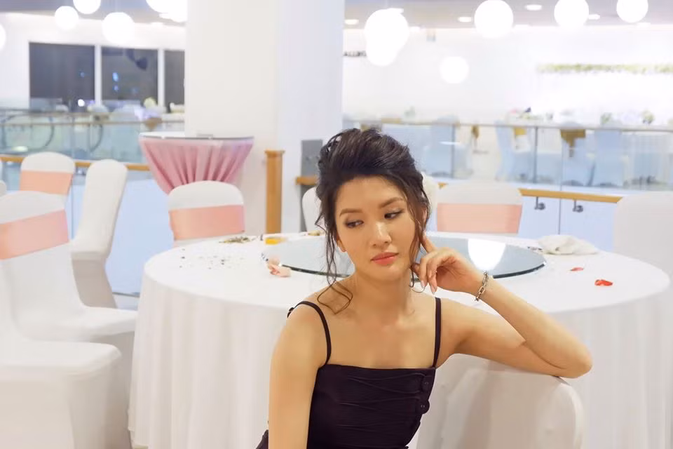 Người đẹp 33 tuổi khoe bờ vai thon thả, nõn nà trong chiếc đầm đen hai dây.
