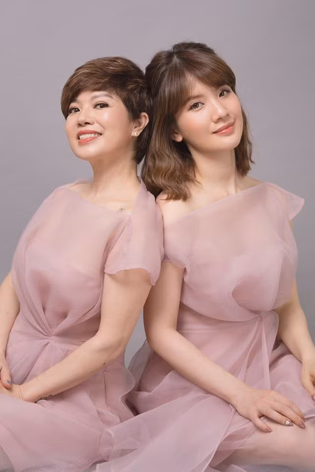 Năm 2010, Huyền Trang gây chú ý khi thông báo kết hôn với bạn trai 9 năm. Tuy nhiên, không lâu sau đó, 8X bất ngờ ly hôn khi đã hạ sinh một em bé. Trong hình là Huyền Trang mặc đồ đôi chụp cùng mẹ.