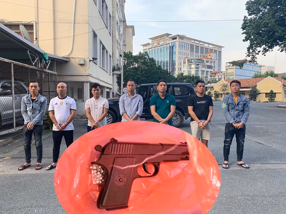 Doanh nhan tien ao bi cuop 35 ty: Bat nhieu cuu cong an lien quan