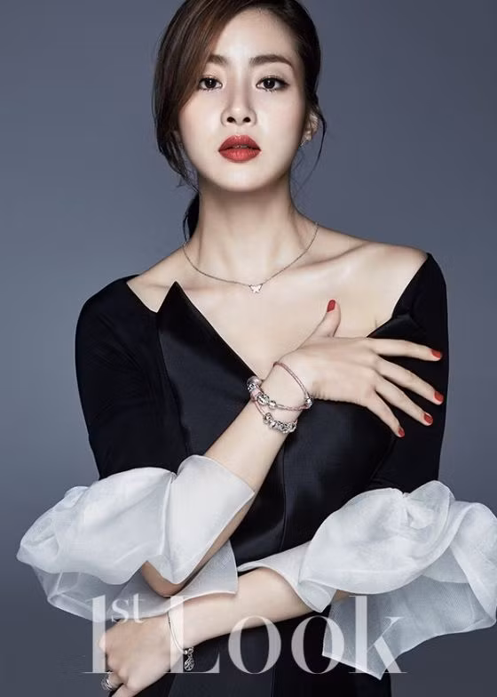 Kang Sora hướng đến phong cách thời trang quyến rũ, sang trọng.