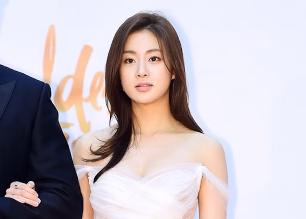 Thậm chí, Kang Sora đã theo bạn trai tới Thụy Sĩ để quay phim Hạ cánh nơi anh (Crash Landing On You). Loạt ảnh "check-in" trùng hợp của nữ diễn viên tại địa điểm quay đã thu hút sự chú ý lớn của khán giả.