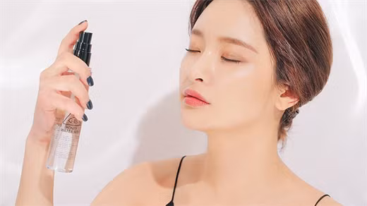 Ngoài ra, để cấp ẩm cho da, chị em cũng nên thủ sẵn một chai xịt khoáng trong túi xách hàng ngày. Với những tia nước li ti mát lạnh, xịt khoáng phủ một lớp sương mỏng lên làn da, giúp da dịu mát và tươi tắn nhờ được cung cấp độ ẩm cần thiết.