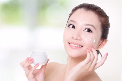 Đặc biệt, chị em tuyệt đối không nên bỏ qua bước bôi kem dưỡng ẩm cho da. Bạn cần lưu ý lựa chọn loại kem dưỡng ẩm có thành phần lành tính, dễ thấm vào da để tránh bị cảm giác bết rít do kem khó thấm, gây bí da và đổ mồ hôi khó chịu trong những ngày hè. Ảnh: Internet. Video "Bí quyết làm đẹp của sao Việt". Nguồn: VTC.