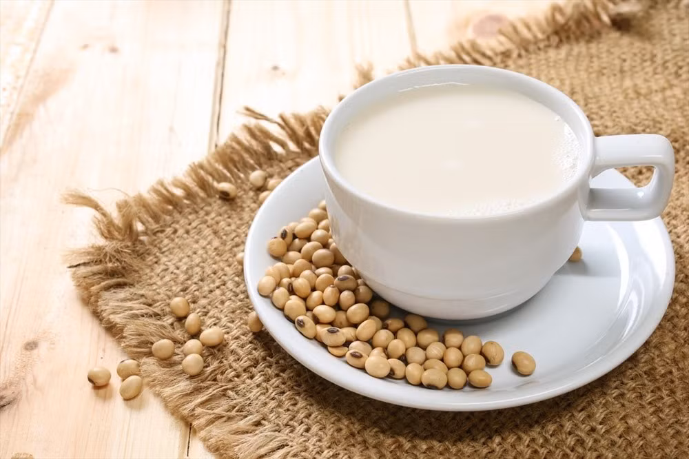 Sữa đậu nành là một trong các loại nước uống giúp trẻ hóa da phổ biến mà bạn có thể thấy được bày bán ở mọi nơi. Loại thức uống này không chỉ giúp giảm cholesterol mà còn có khả năng ức chế hoạt động của các gốc tự do giúp trẻ hóa da.