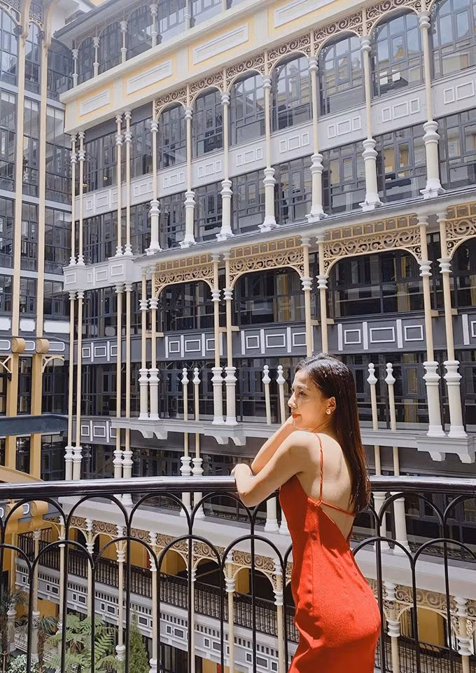 BTV Quỳnh Hoa khoe lưng trần sexy.