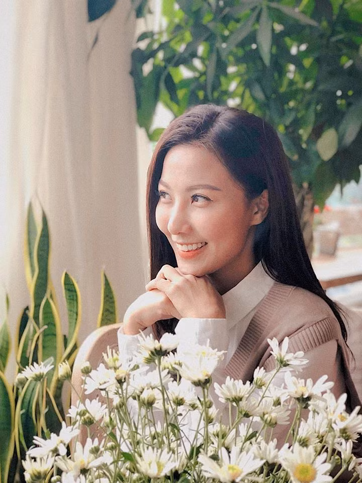 Cái duyên với công việc MC đã dẫn dắt Quỳnh Hoa đến với cánh cổng VTV ngay năm cuối Đại học và cô chọn gắn bó với công việc MC thời tiết từ đó đến nay.