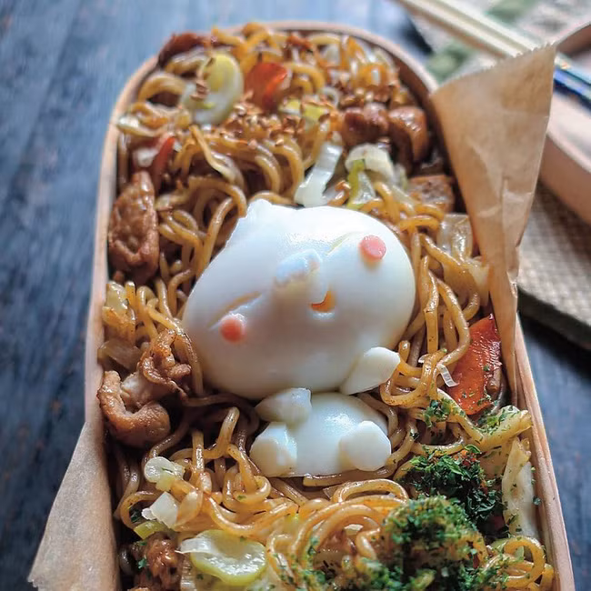 Bên cạnh cơm còn có mì, bánh mì... đều được đầu tư trang trí rất tỉ mỉ. Ngoài ra, cô còn làm thêm nhiều món bánh, món tráng miệng nữa.