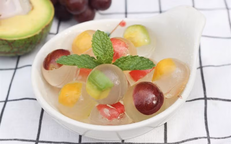 Loại thạch hoa quả này không sử dụng màu phẩm nhưng vẫn đủ rực rỡ. Hơn nữa, làm thạch trái cây không hề khó.