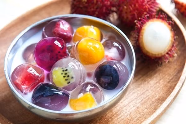 Điểm đặc biệt của chè thạch hoa quả là trái cây cắt nhỏ được bao bọc trong lớp thạch trong suốt nhìn trông giống như những viên pha lê rất đẹp mắt.