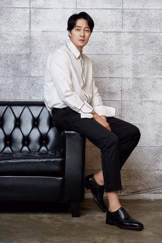 Trái ngược với phong cách đời thường, So Ji Sub luôn ăn mặc chỉn chu với các bộ suit thanh lịch trong các bộ phim truyền hình.