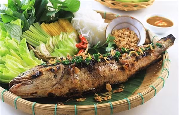Cá lóc nướng trui: Cá lóc có thịt chắc, ngọt, xuất hiện nhiều vào mùa nước. Ngoài canh chua cá lóc nổi tiếng, loại nguyên liệu này có thể nướng trui kiểu dân dã mang đậm hương vị đồng quê. Con cá sau khi được làm sạch ruột sẽ được xiên vào que tre, cắm xuống đất rồi phủ rơm lên và đốt.