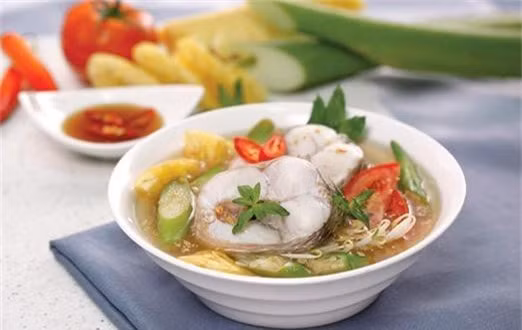 Song, món ăn du khách thường được chiêu đãi khi đến đây vào mùa nước nổi là cá lăng kho thơm, hay cá lăng nấu canh chua. Với hai món ăn này, cá lăng được chiên chín với gia vị rồi mới cho dứa vào.