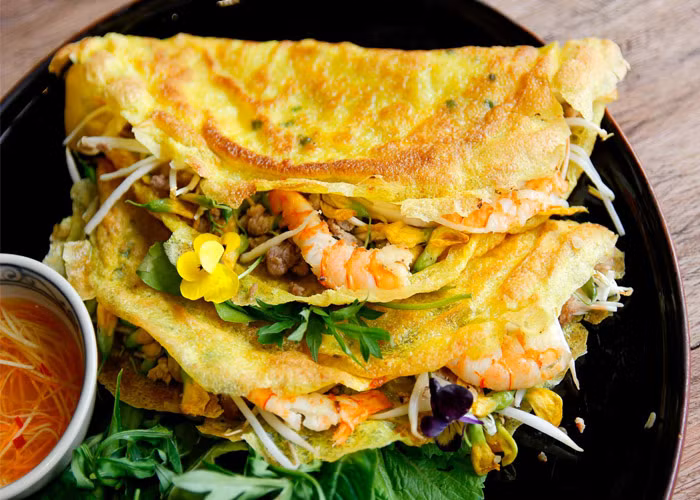 Bánh xèo bông điên điển là tổng hòa của nhiều hương vị rất hài hòa có chua cay của nước chấm, ngọt của tôm thịt, giòn giòn của vỏ bánh, bông điên điển và bùi bùi của mỡ hành. Bánh được ăn với các loại rau trong vườn nhà như: đọt bằng lăng, đọt xoài, đọt điều, lá mơ...