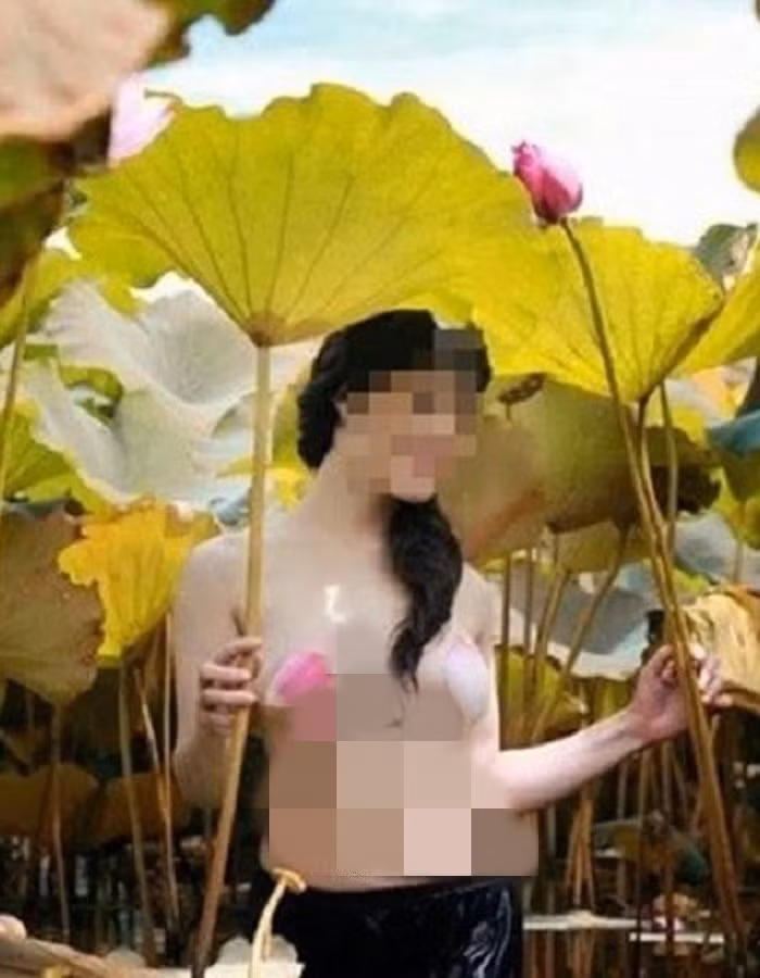 Cảnh diện áo yếm hở hang hay trút bỏ hết xiêm y của các cô gái khiến nhiều người lắc đầu ngao ngán, hồ sen thanh cao như một mớ hỗn tạp.
