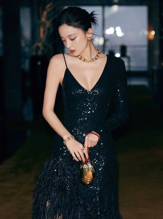 Đặc biệt, nữ diễn viên Trung Quốc rất chú ý đến việc sử dụng phụ kiện đi kèm. Cô thường lựa chọn túi xách, phụ kiện khá đồng điệu với trang phục.
