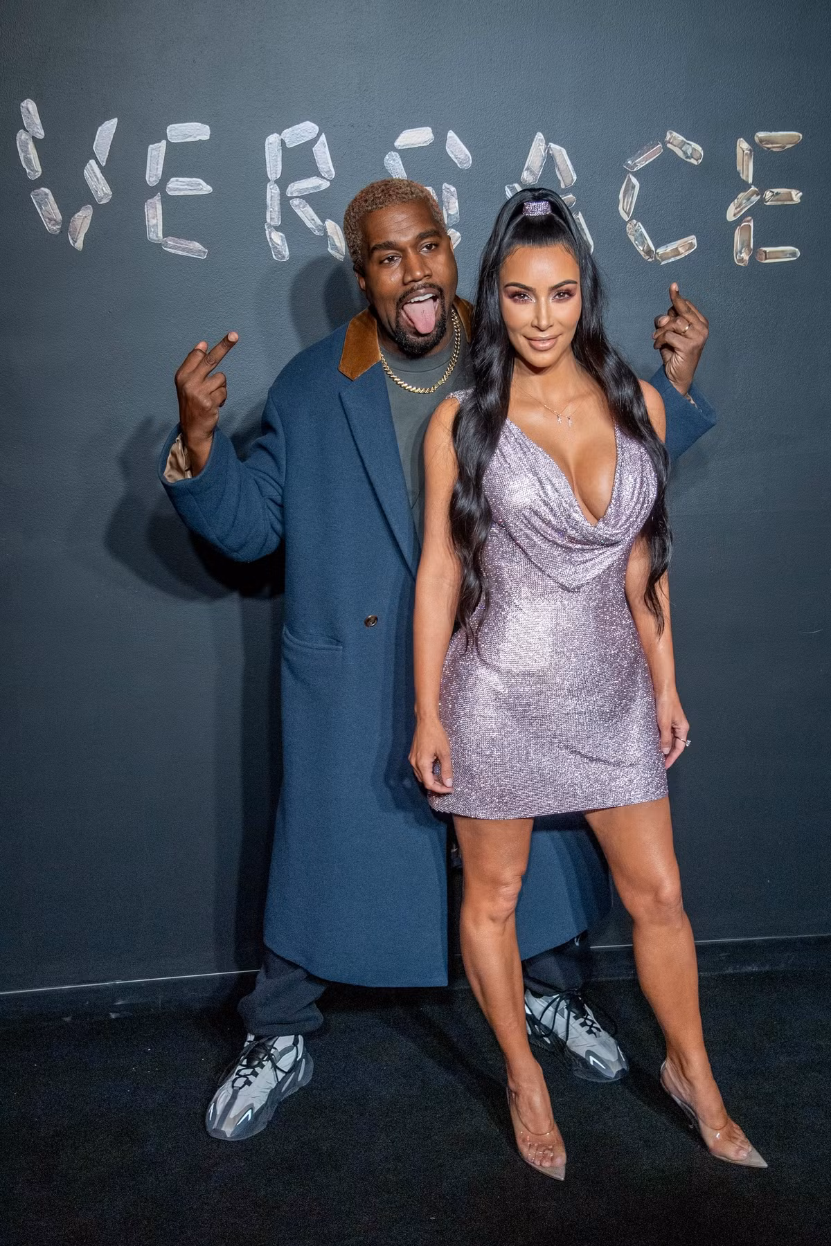 Tham dự show Versace ở New York, cô Kim siêu vòng 3 mặc minidress tím ánh kim với phần cổ trễ sâu.
