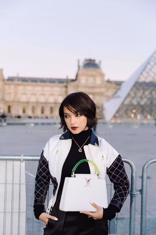 Châu Bùi luôn thể hiện sự đa dạng và độc đáo qua cách mix-match trang phục và tạo hình mỗi khi xuất hiện.