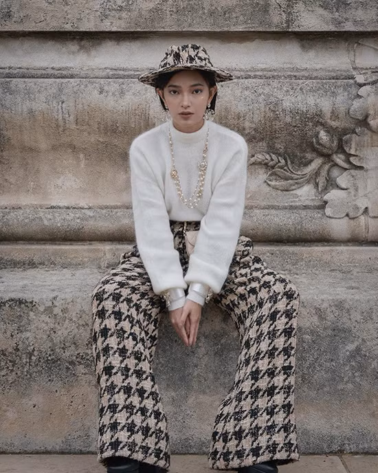 Street style của người đẹp này mang một chút gì đó vừa độc lạ, vừa có chút nổi loạn cá tính nhưng cũng không kém phần sexy, mạnh mẽ.