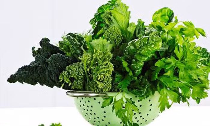 Trong mâm cỗ ngày Tết thường không thể thiếu các món từ những loại rau xanh nhiều lá (như cải xoăn, cải bắp) với quan niệm rằng ăn chúng sẽ mang lại nhiều tài lộc.